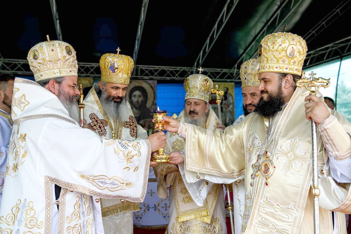 Catedrala Episcopală din Huşi, în straie de sărbătoare 119941