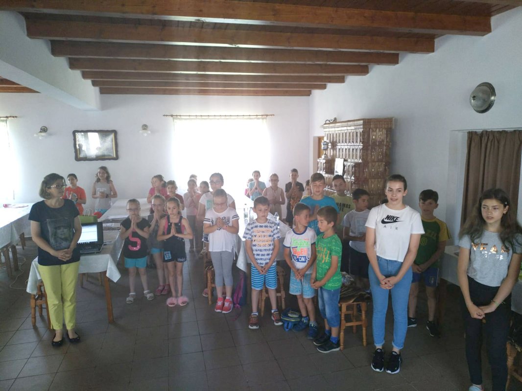 „Pe uliţa copilăriei”, în Parohia Chintinici 120088