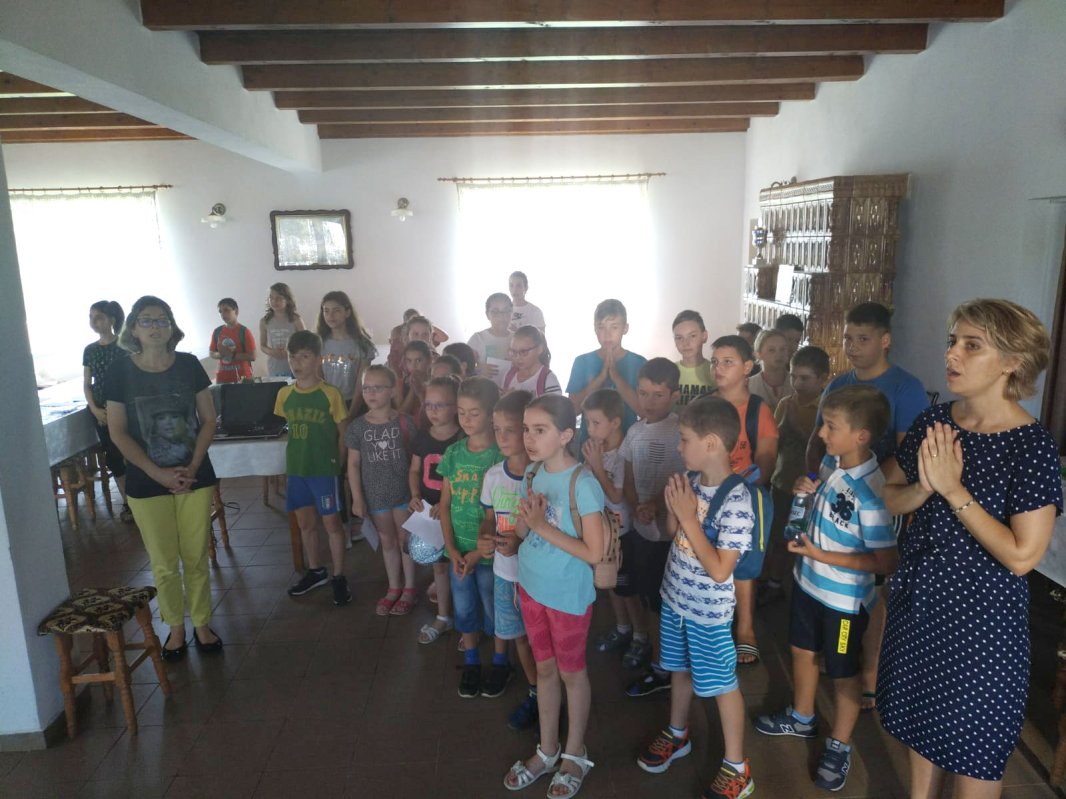 „Pe uliţa copilăriei”, în Parohia Chintinici 120091