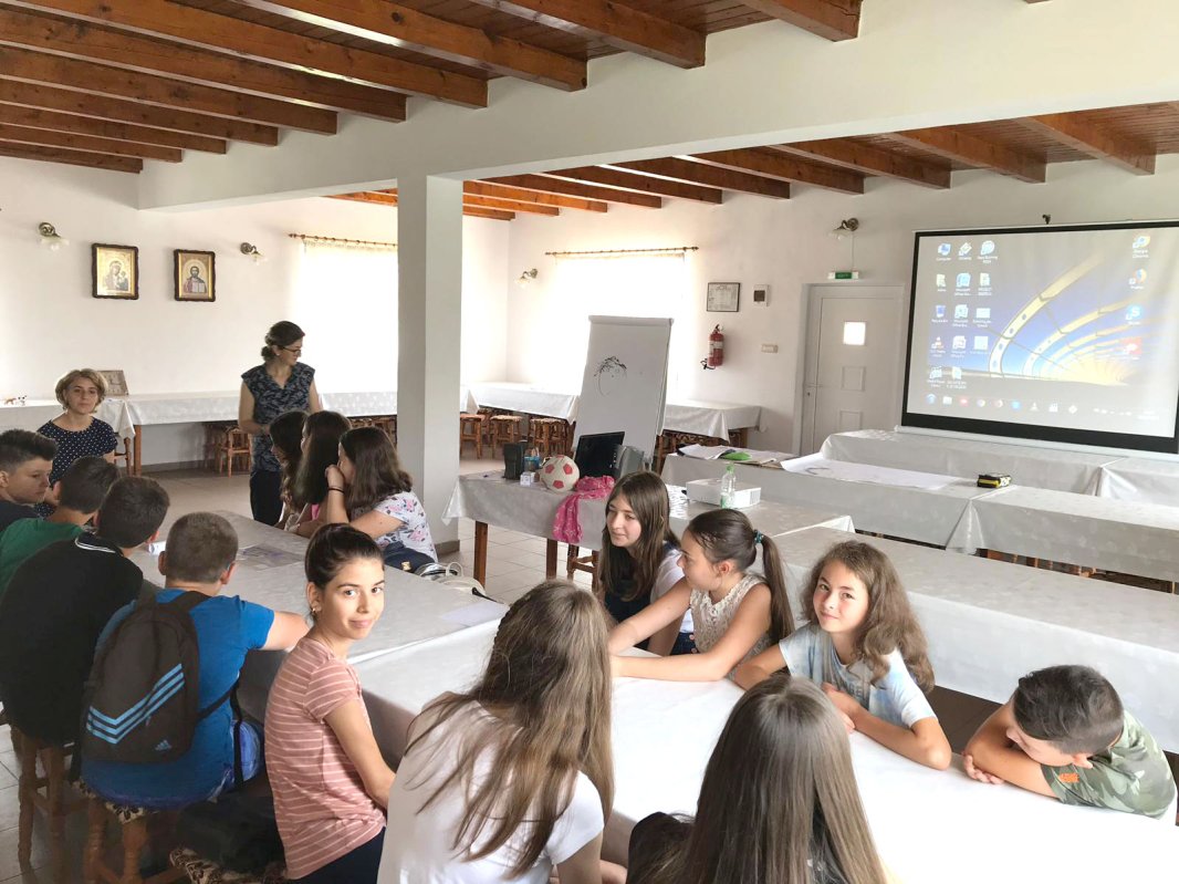 „Pe uliţa copilăriei”, în Parohia Chintinici 120098