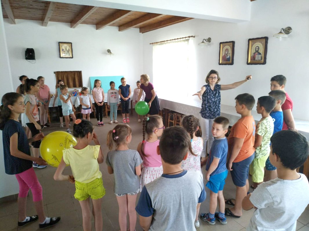 „Pe uliţa copilăriei”, în Parohia Chintinici 120099