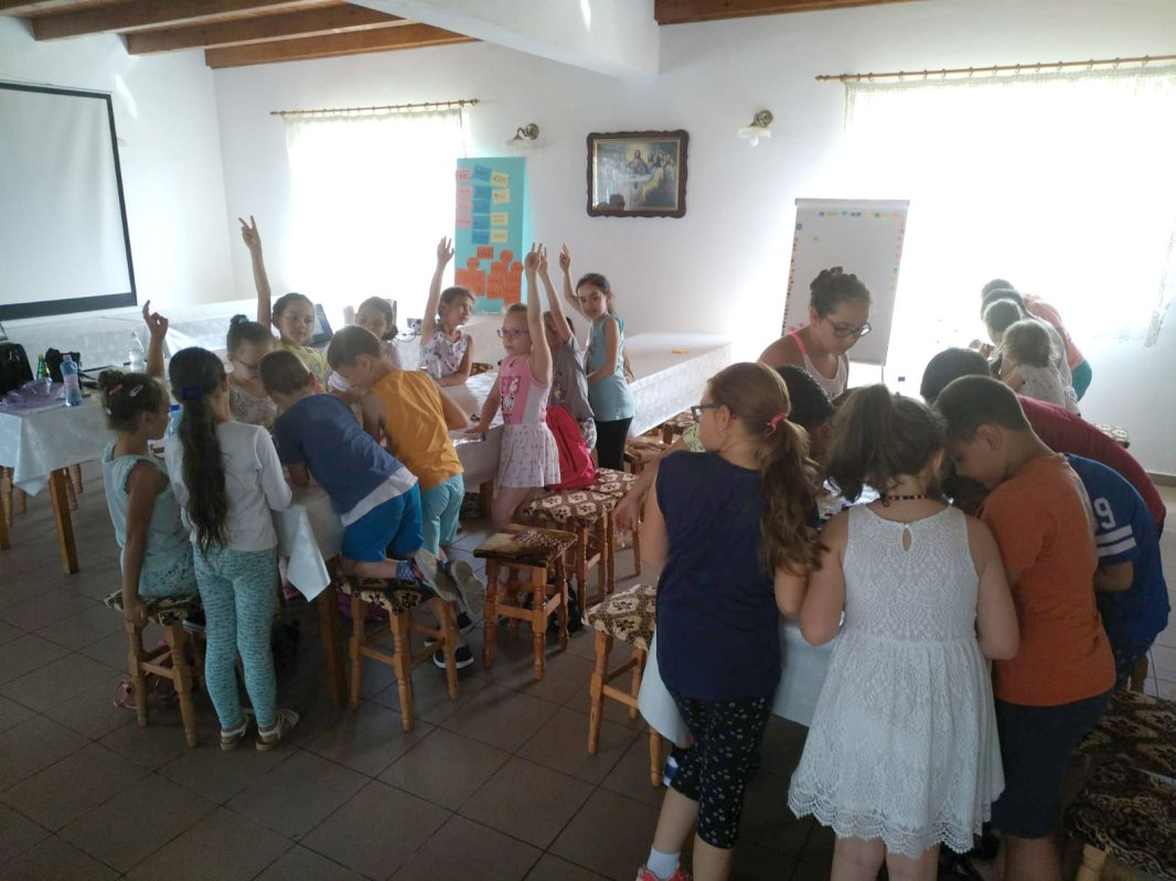 „Pe uliţa copilăriei”, în Parohia Chintinici 120100