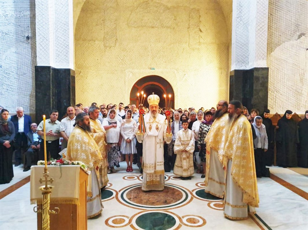 Slujiri arhierești în Duminica a doua după Rusalii, a Sfinților Români 120059