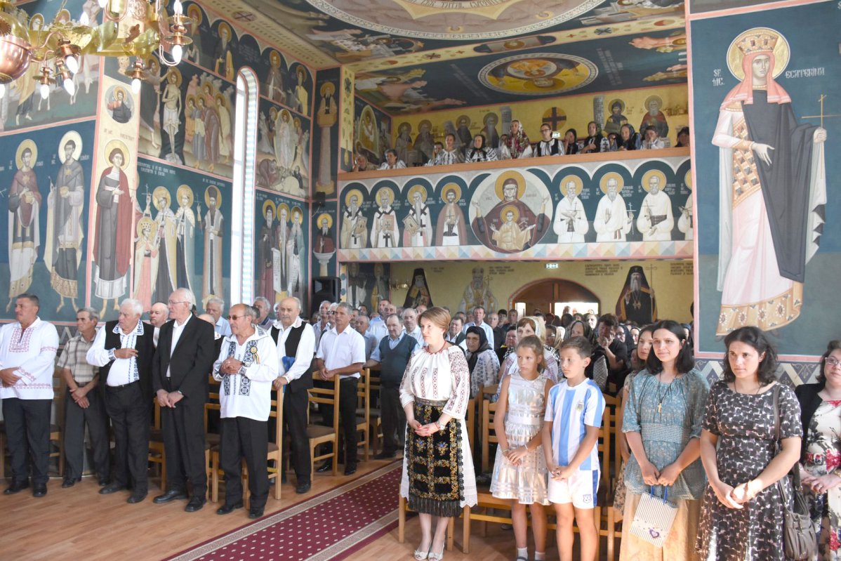 Slujiri arhierești în Duminica a doua după Rusalii, a Sfinților Români 120061