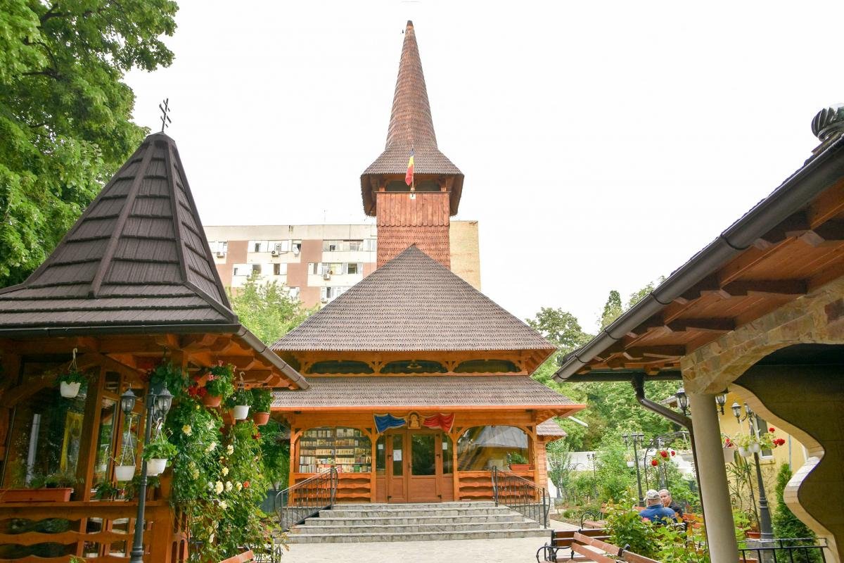 Biserica parohiei cu hramurile „Acoperământul Maicii Domnului”, „Sfântul Voievod Ştefan cel Mare” și „Sfântul Ioan Valahul” din cartierul Drumul Taberei, Bucureşti 120150