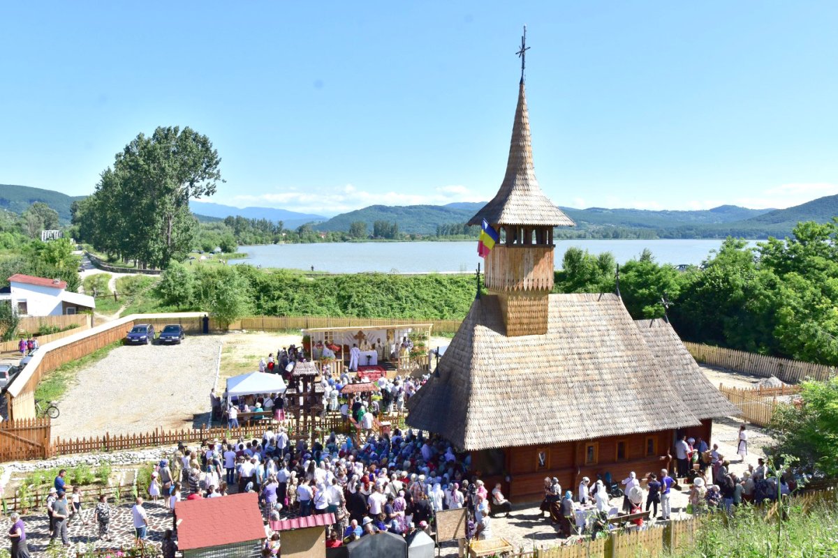 Un nou locaş de închinare a primit târnosirea 120155