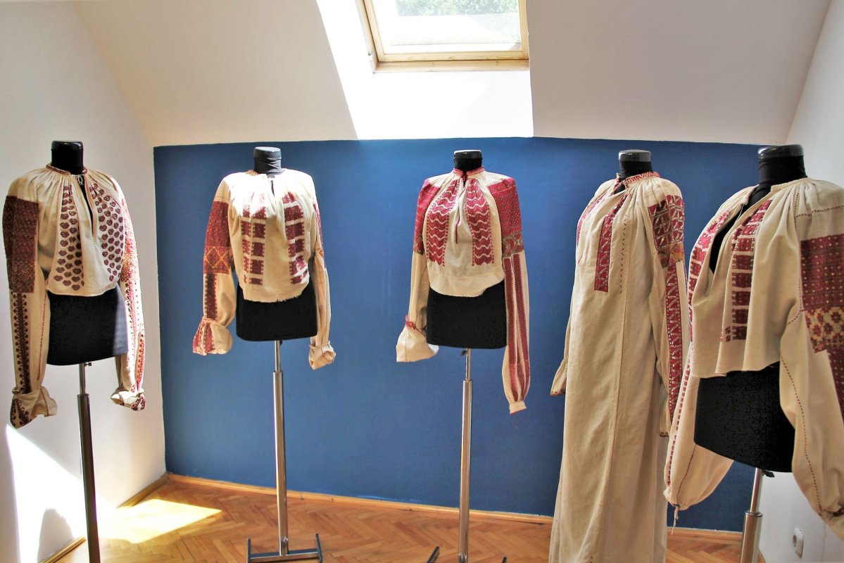 Expoziția „Ținută, culoare, stil – Cămașa țărănească de altădată din Colecțiile Brătianu și Cantacuzino” 120420