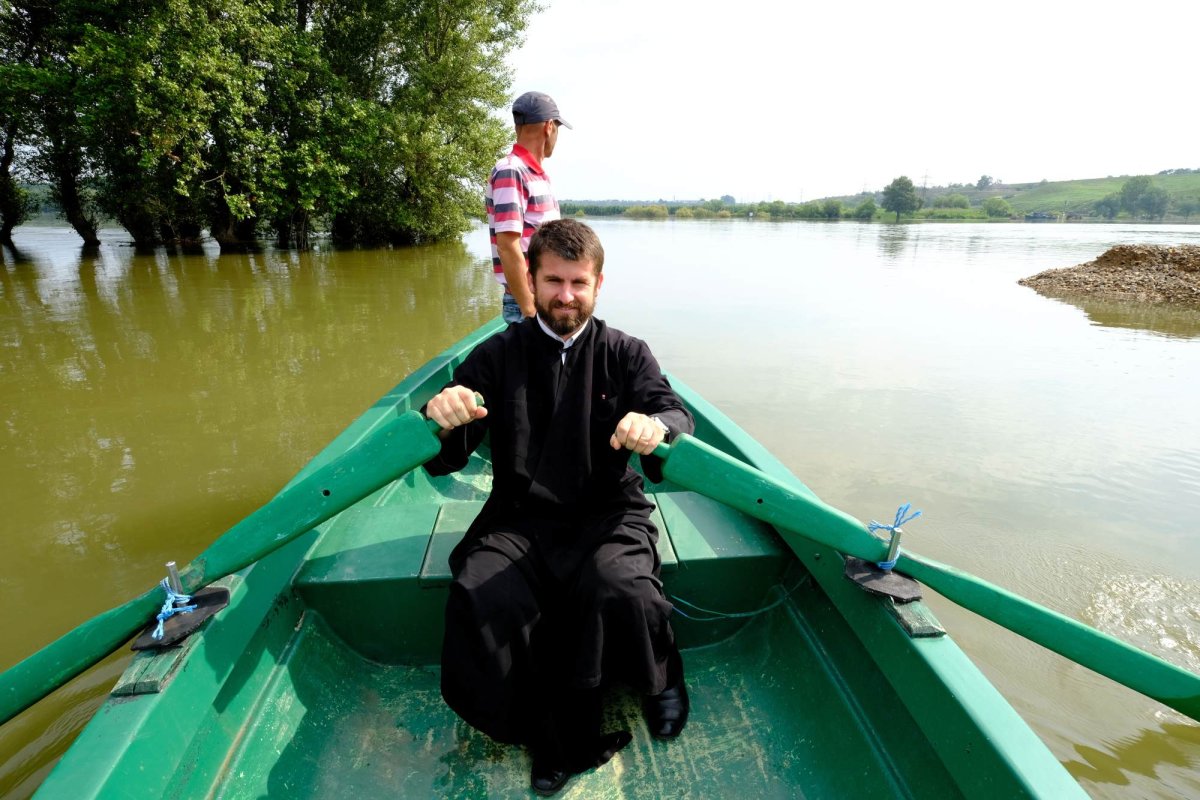 Frecăței, parohia născută „din apă și duh” 120375