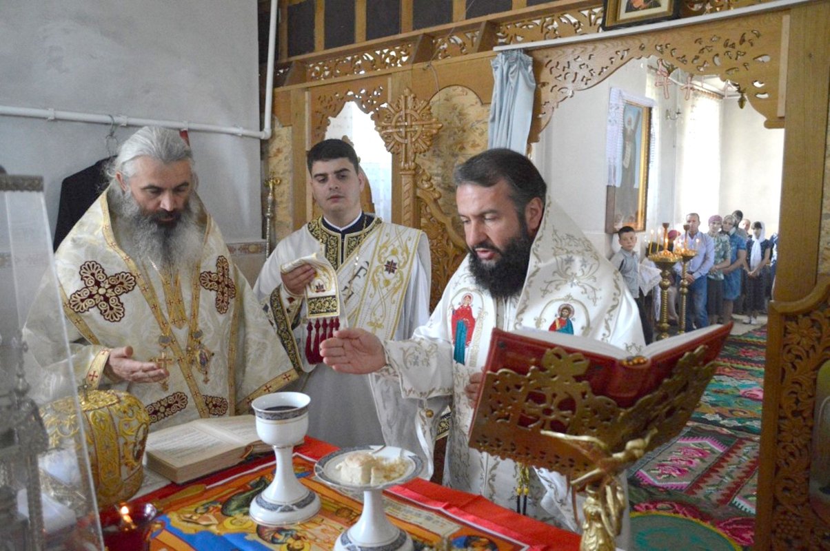 Preasfințitul Părinte Lucian, Episcopul Caransebeșului, în pelerinaj în Republica Moldova 120411