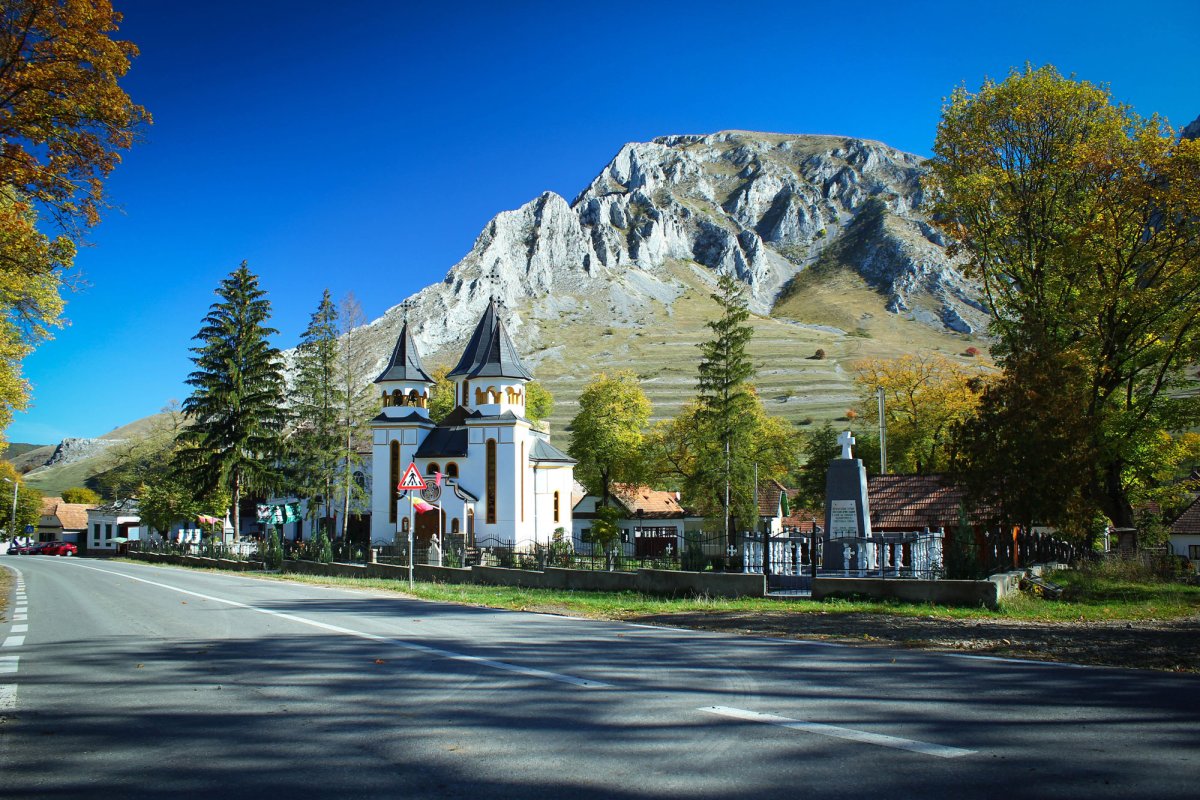 La români, modelul relațiilor între oameni îl dă satul 119968