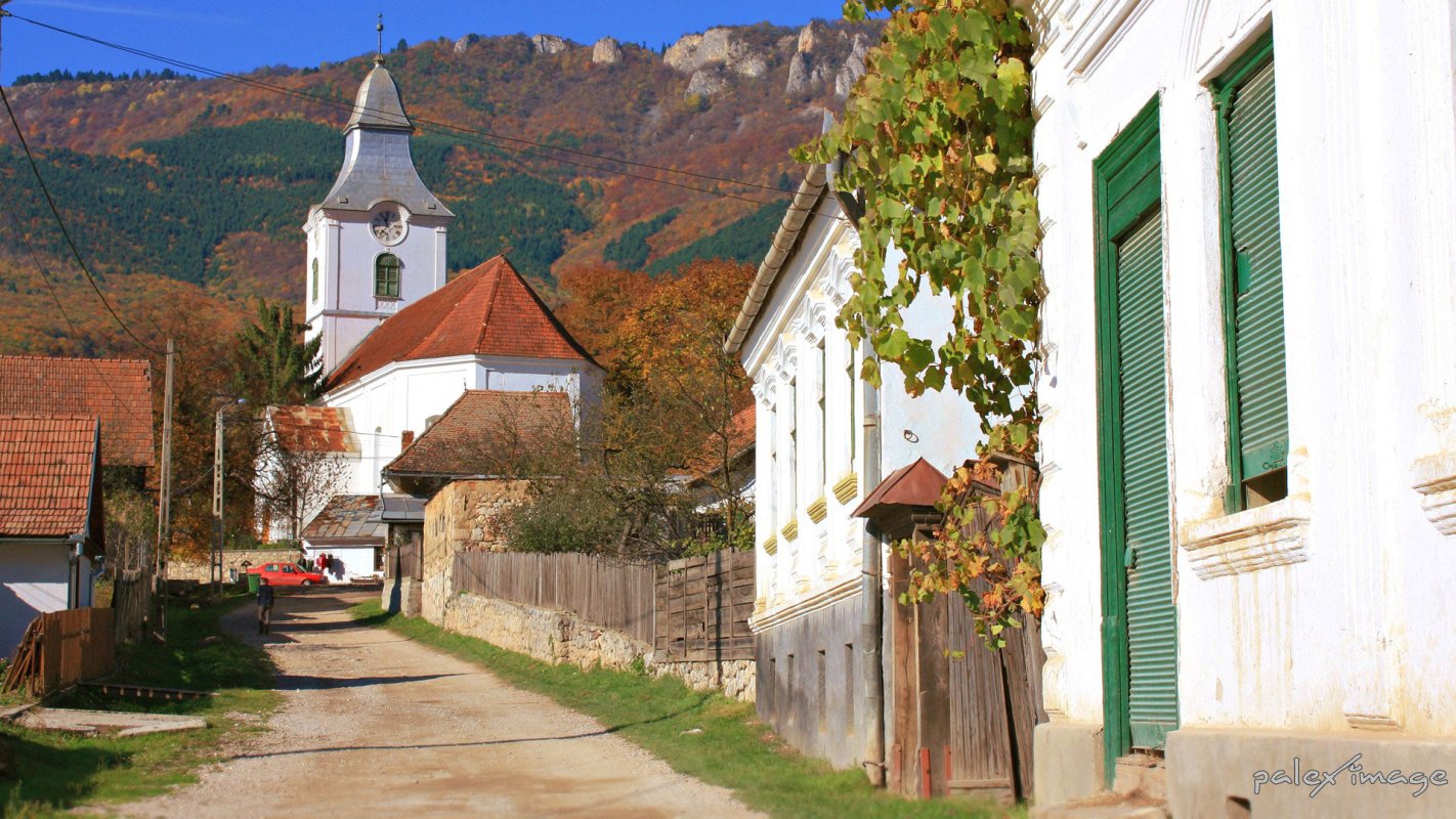 La români, modelul relațiilor între oameni îl dă satul 119969