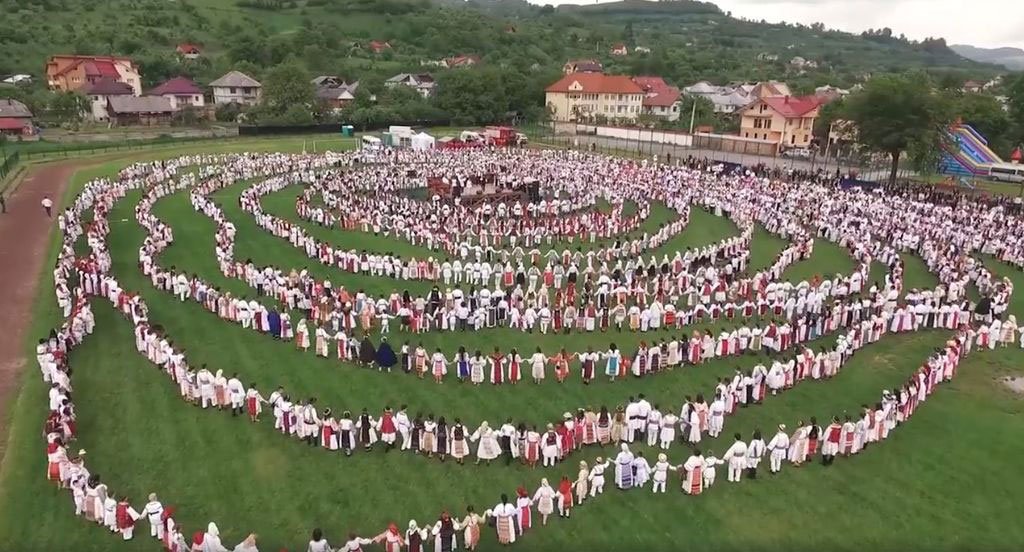 La români, modelul relațiilor între oameni îl dă satul 119975