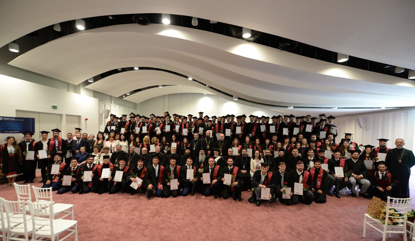 Absolvenţii Facultăţii de Teologie din Iaşi au depus jurământul de credinţă 120502