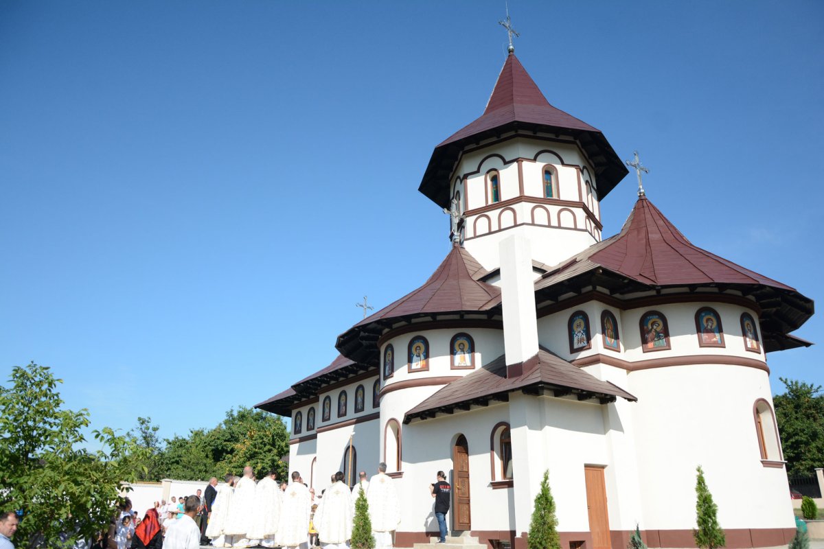 Biserica „Sfânta Parascheva” din Moimeşti a fost sfinţită 120506