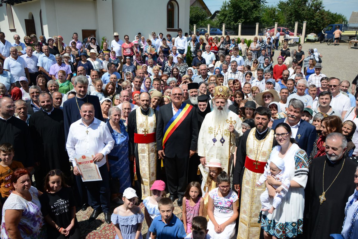 Biserica „Sfânta Parascheva” din Moimeşti a fost sfinţită 120507