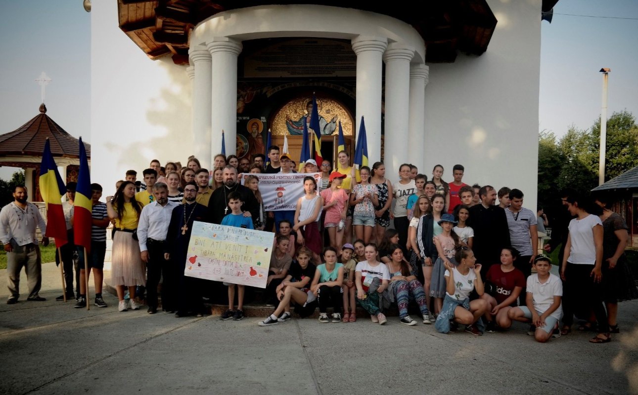 Tabără de vară în pridvorul satului 120469