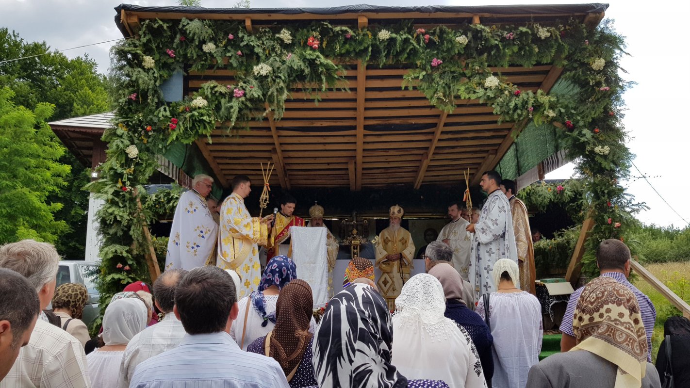 Doi ierarhi la hramul istoric al Parohiei Milişăuţi 120619