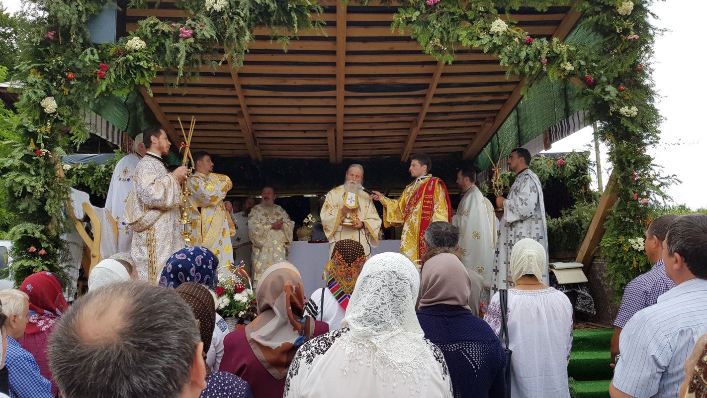 Doi ierarhi la hramul istoric al Parohiei Milişăuţi 120620