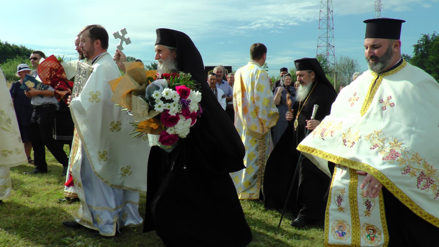 Doi ierarhi la hramul istoric al Parohiei Milişăuţi 120621