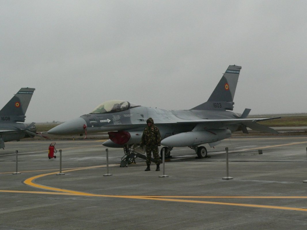 Două sute de locuri în aviația militară 120530