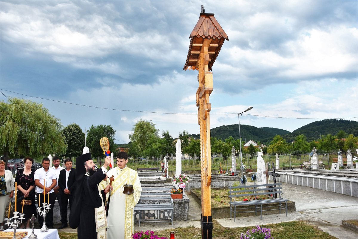 Slujiri arhiereşti în Duminica a treia după Rusalii 120605