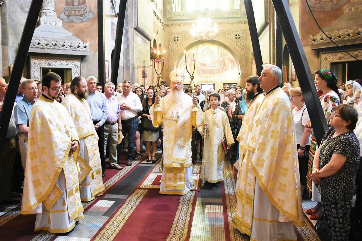 Slujiri arhiereşti în Duminica a treia după Rusalii 120606