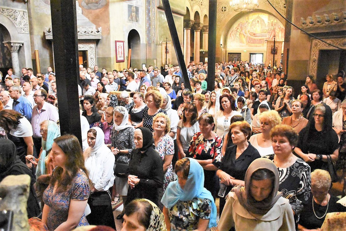 Slujiri arhiereşti în Duminica a treia după Rusalii 120607