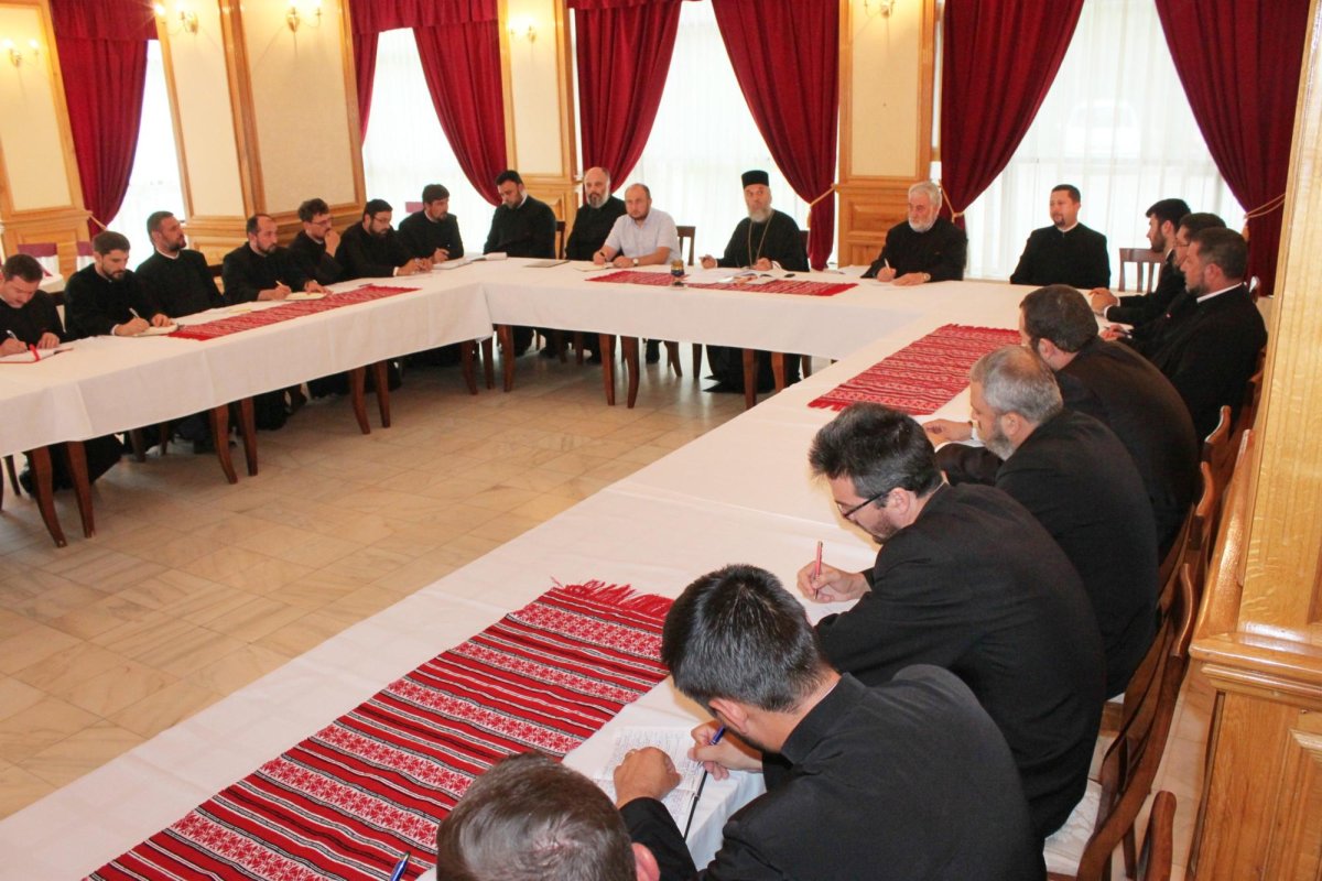 „Vacanța din pridvorul bisericii” pentru tineri 120696