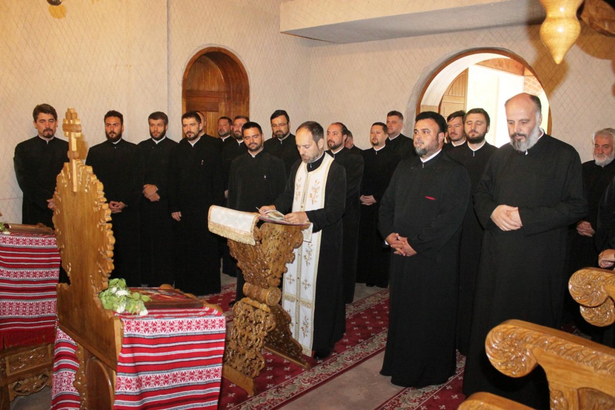 „Vacanța din pridvorul bisericii” pentru tineri 120697