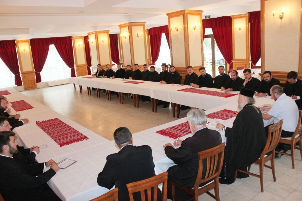 „Vacanța din pridvorul bisericii” pentru tineri 120698