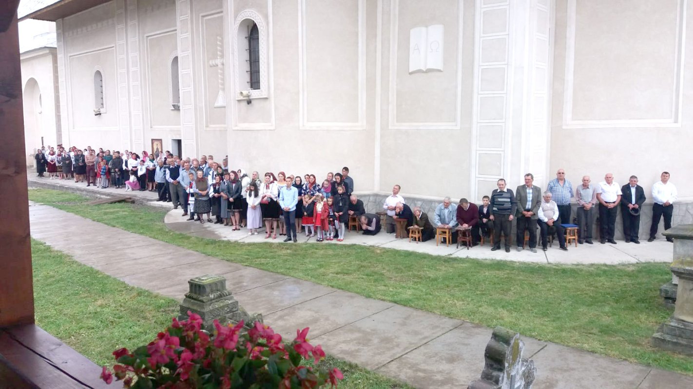 Părintele profesor Vasile Mihoc a slujit şi a conferenţiat la Vicovu de Sus 120850