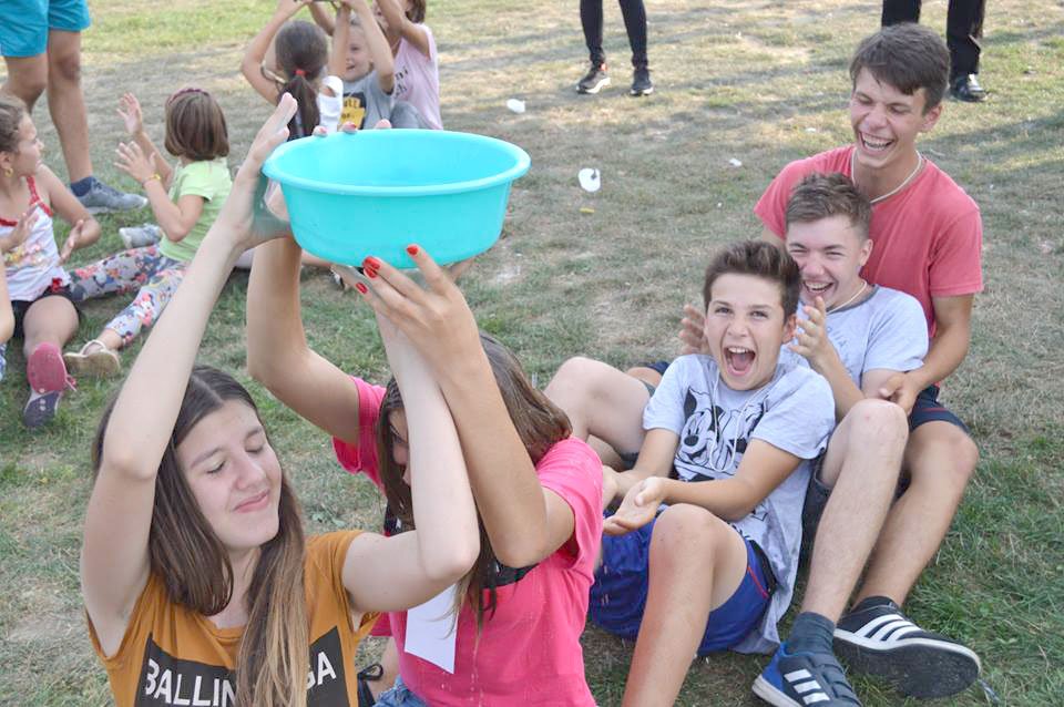 Cinci mii de copii şi tineri în taberele din pridvorul satului 120917