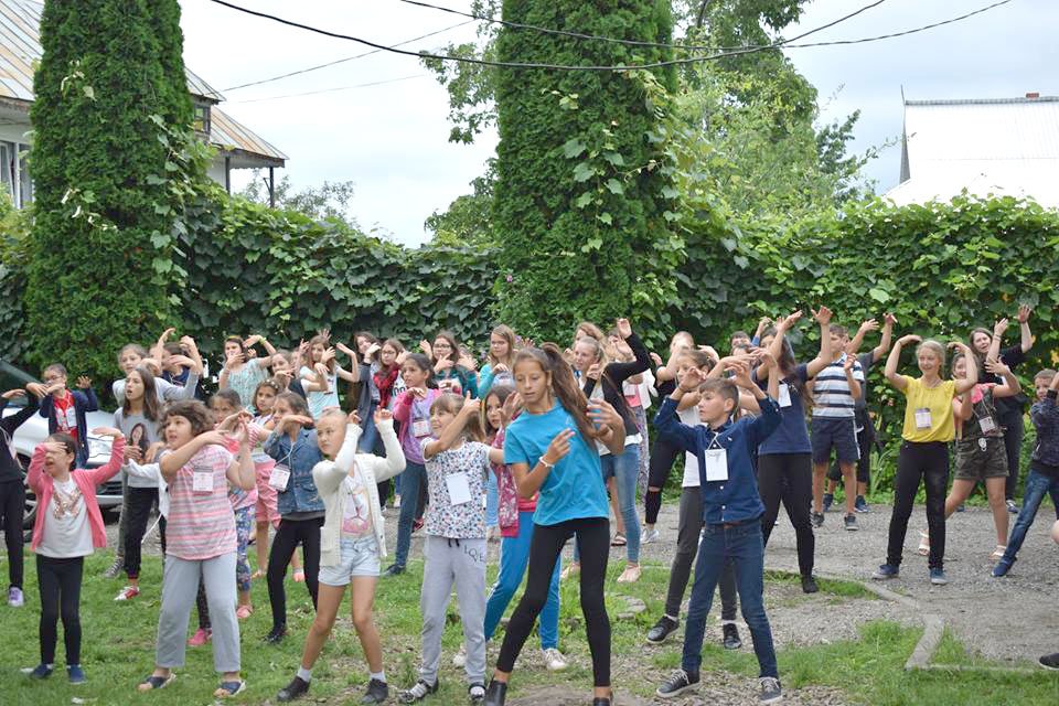 Cinci mii de copii şi tineri în taberele din pridvorul satului 120918