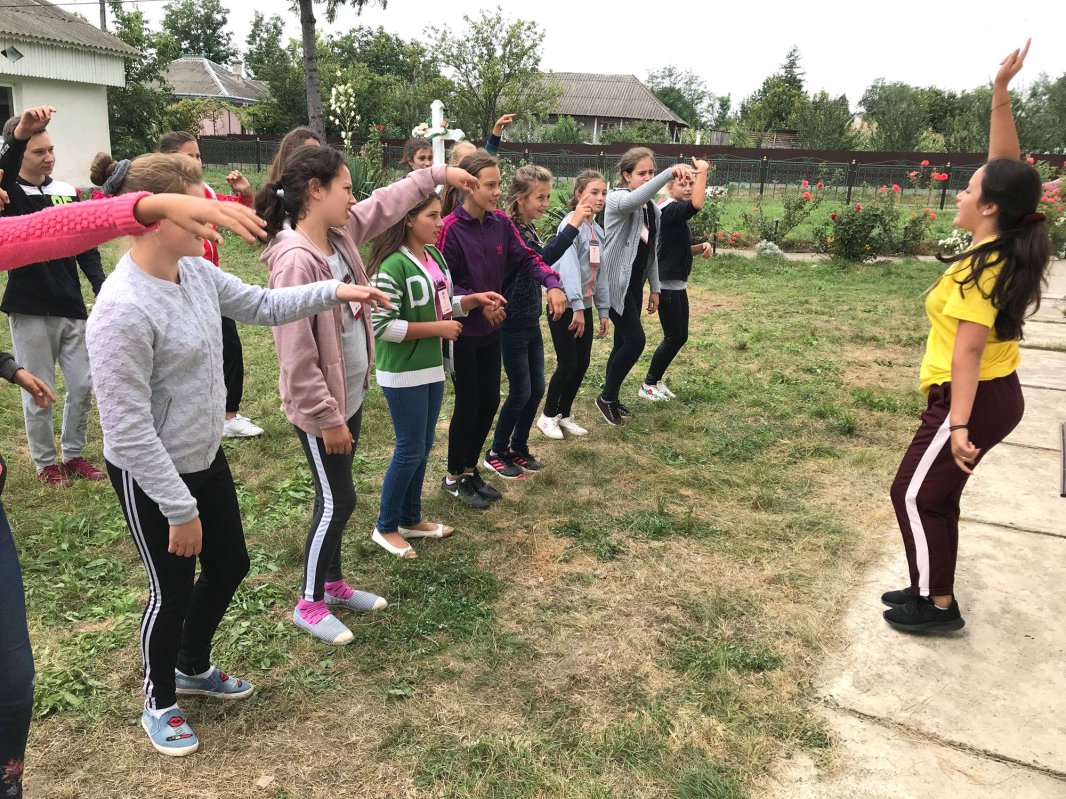 Cinci mii de copii şi tineri în taberele din pridvorul satului 120923