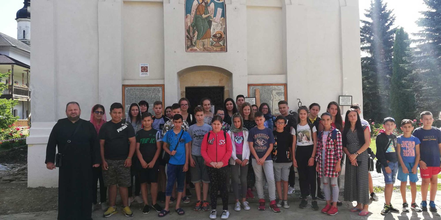 Pelerinaj în Moldova al tinerilor din Parohia Subpiatră, Oradea 121041
