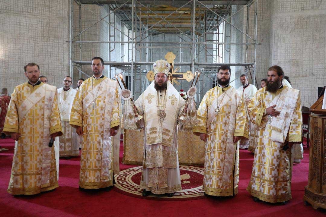 Slujiri arhierești în Duminica a Patra după Rusalii 121159