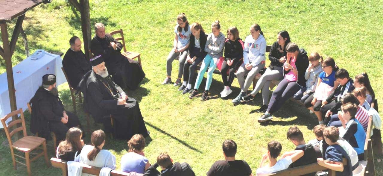Arhiepiscopul Irineu s-a întâlnit cu tinerii la Vadu Moţilor 121247