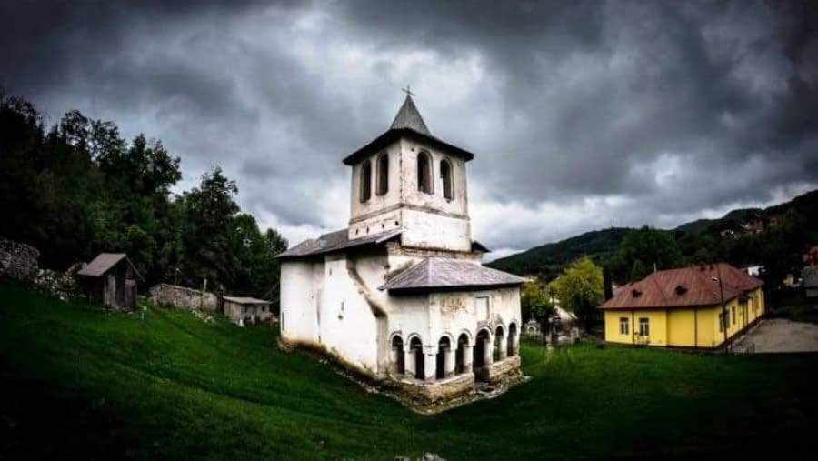 Mănăstirea Baia de Aramă în haină de praznic 121298