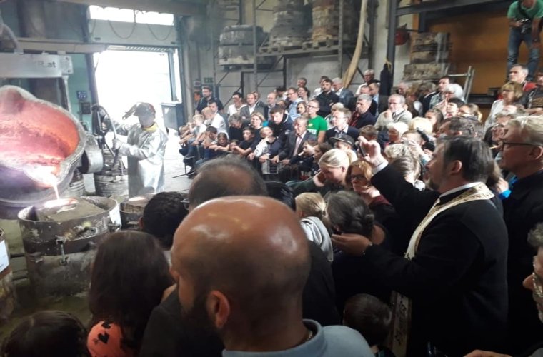 Turnarea clopotelor pentru noua biserică românească din Viena 121275