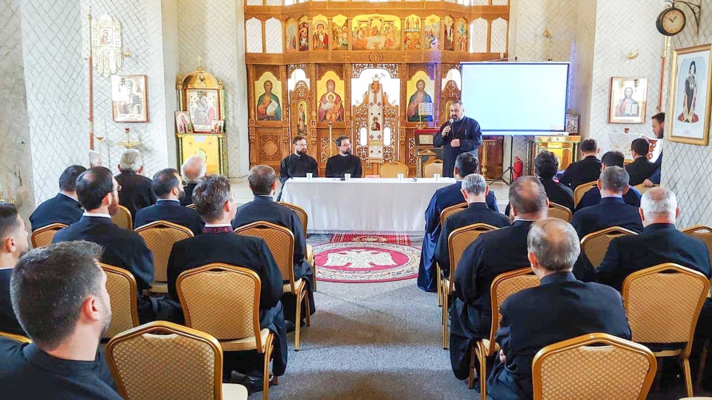 Şedinţă lunară în Protoieria Oneşti 121442