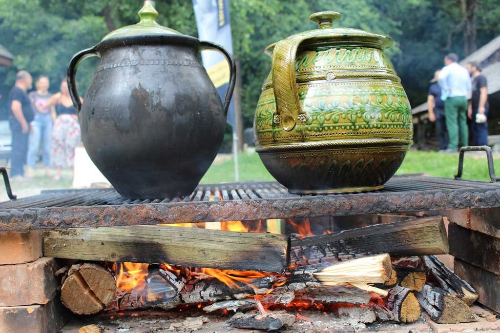 Târg al olarilor în Muzeul în aer liber din Dumbrava Sibiului 121501