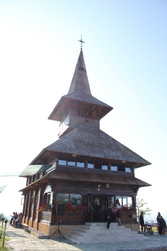 Sfinte Liturghii arhiereşti în Mitropolia Olteniei 121719