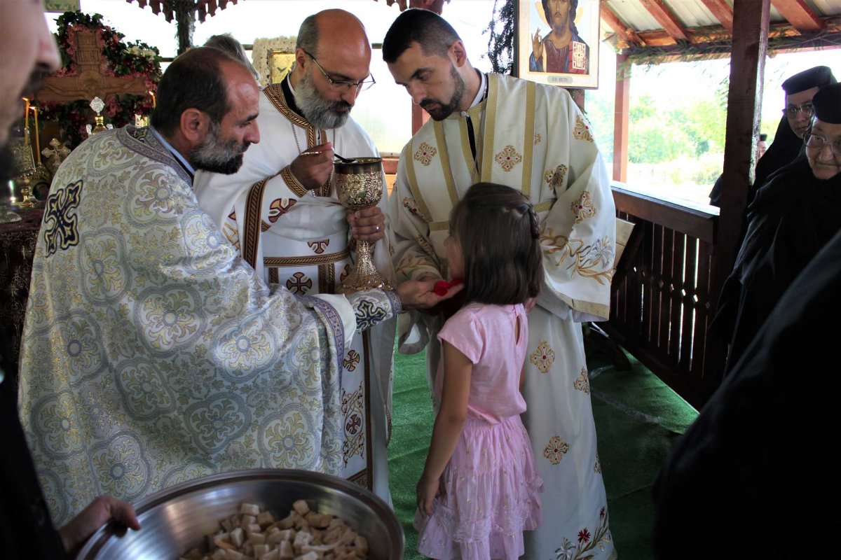 Sfinte Liturghii arhiereşti în Mitropolia Olteniei 121720