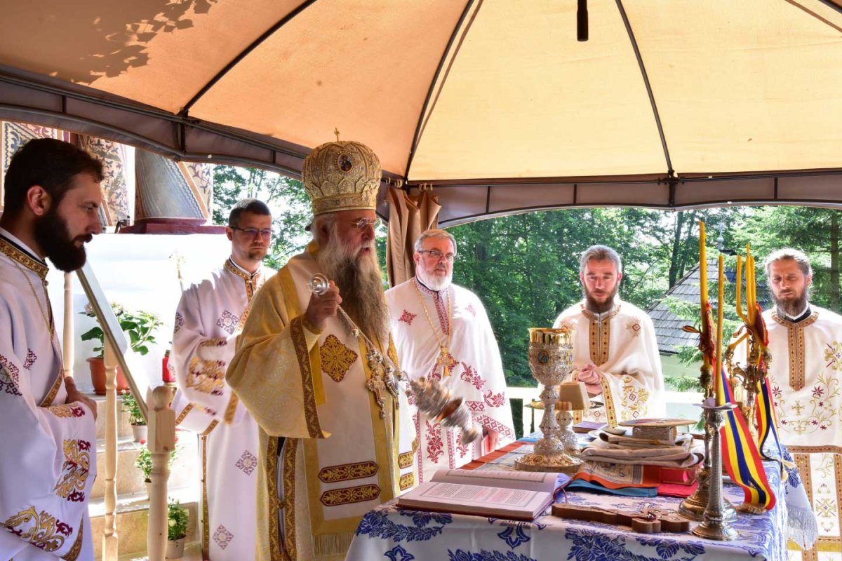 Sfinte Liturghii arhiereşti în Mitropolia Olteniei 121721