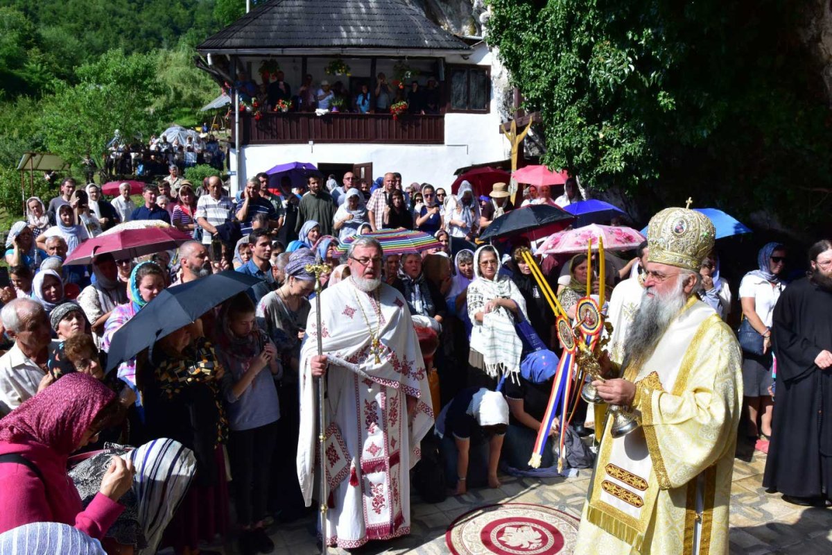 Sfinte Liturghii arhiereşti în Mitropolia Olteniei 121722