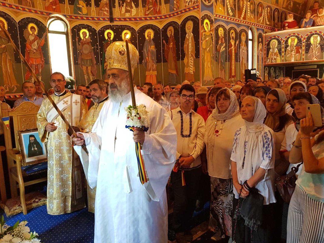 Slujiri şi binecuvântări arhierești în Duminica a cincea după Rusalii 121725