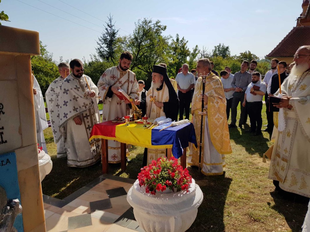 Slujiri şi binecuvântări arhierești în Duminica a cincea după Rusalii 121726