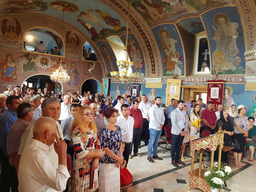 Slujiri şi binecuvântări arhierești în Duminica a cincea după Rusalii 121733