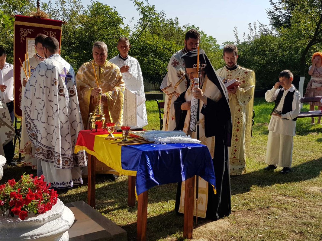 Slujiri şi binecuvântări arhierești în Duminica a cincea după Rusalii 121736