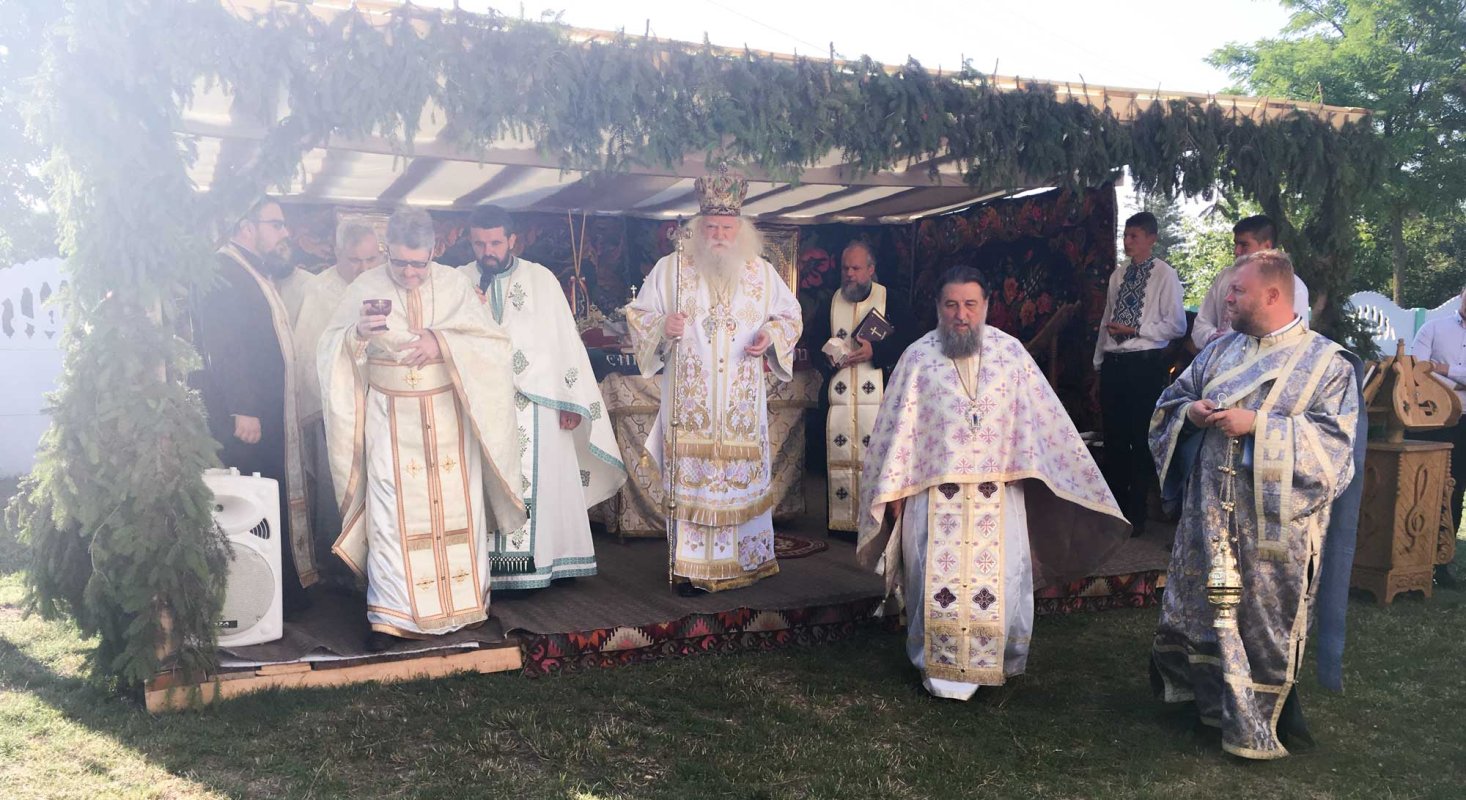 PS Părinte Calinic Botoşăneanul a sfinţit pictura cea nouă de la Parohia Sat Nou 121842